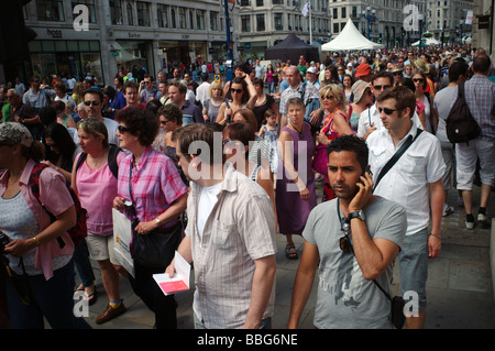 Bénéficiant d'une foule de vechile Regents St.pendant les saveurs de l'Espagne sur l'événement London UK 31.05.09 Banque D'Images