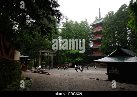 Torii en pierre et la pagode de cinq étages. Tosho-gu Temple Shintoïste. Nikko. La Préfecture de Tochigi. Le Japon. Banque D'Images