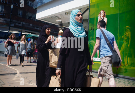 Deux jeunes consommateurs musulmans sur Oxford Street London UK Banque D'Images