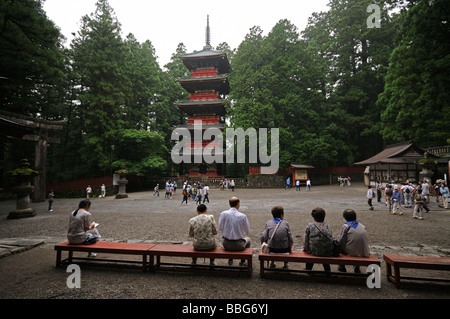 Torii en pierre et la pagode de cinq étages. Tosho-gu Temple Shintoïste. Nikko. La Préfecture de Tochigi. Le Japon. Banque D'Images