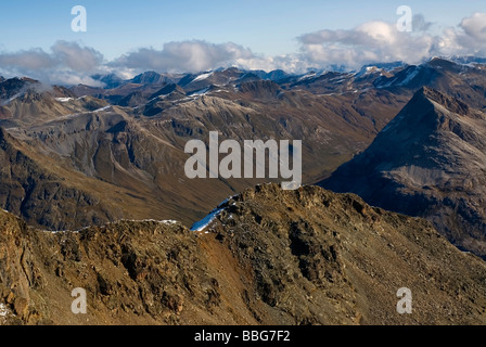 Vue sur les crêtes et crêtes de montagne arides dans les Alpes orientales au nord du col de Bernina, canton de Graubuenden ou Grisons, Swit Banque D'Images