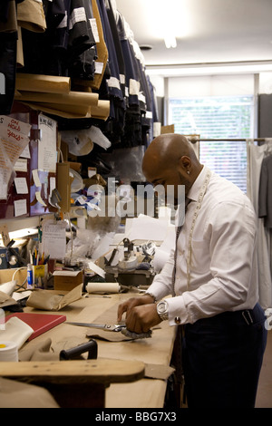 Arrière-salle de l'atelier des tailleurs pour hommes célèbres Doug Hayward's, une institution depuis 1968 Mayfair avec différents clients de célébrité Banque D'Images