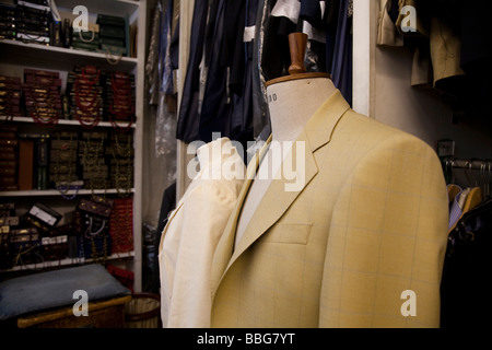 Arrière-salle de l'atelier des tailleurs pour hommes célèbres Doug Hayward's, une institution depuis 1968 Mayfair avec différents clients de célébrité Banque D'Images