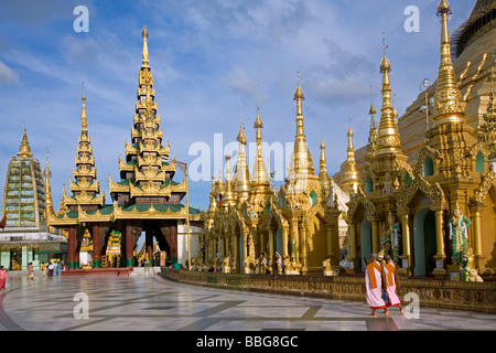 Les nonnes bouddhistes à la pagode Shwedagon. Yangon. Myanmar Banque D'Images