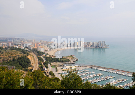 Vue sur la ville, le port, la plage de la Concha, de gratte-ciel, Oropesa del Mar, Benicasim, Castellón, Valence, Espagne, Europe Banque D'Images