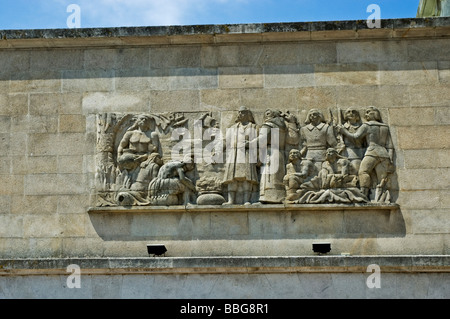 Une sculpture représentant des Indiens d'Amérique du Sud, la remise des cadeaux de fruits et des denrées alimentaires à un prêtre espagnol et explorateurs, Port de Vigo Banque D'Images