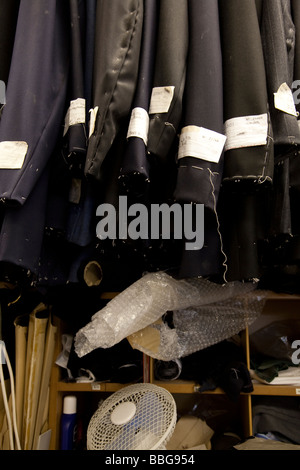 Arrière-salle de l'atelier des tailleurs pour hommes célèbres Doug Hayward's, une institution depuis 1968 Mayfair avec différents clients de célébrité Banque D'Images