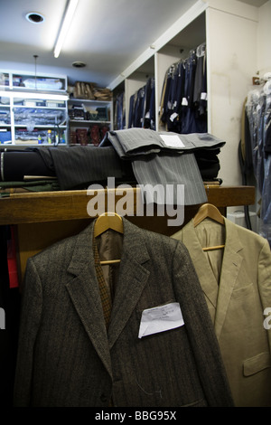 Arrière-salle de l'atelier des tailleurs pour hommes célèbres Doug Hayward's, une institution depuis 1968 Mayfair avec différents clients de célébrité Banque D'Images