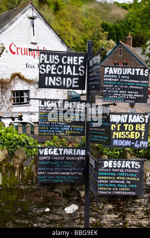 Affichant des signes la nourriture qui est servi dans un pub à Polperro Cornwall England UK Banque D'Images