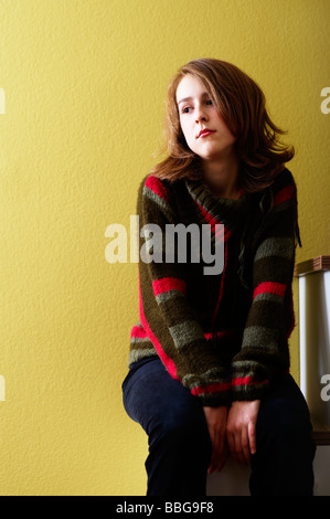 Jeune fille assise sur une étape Banque D'Images