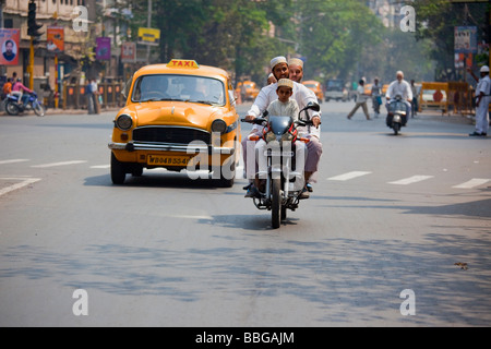 Hommes et garçons musulmans sur une moto à Calcutta Inde Banque D'Images