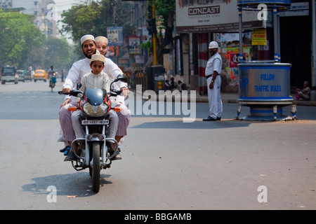 Hommes et garçons musulmans sur une moto à Calcutta Inde Banque D'Images