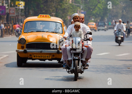 Hommes et garçons musulmans sur une moto à Calcutta Inde Banque D'Images