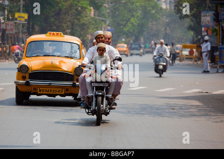 Hommes et garçons musulmans sur une moto à Calcutta Inde Banque D'Images