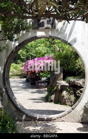 Moon gate ou circulaire entrée dans Humble Administrateur s Garden Suzhou Chine ) Banque D'Images