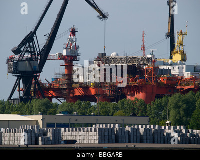 La plate-forme de production d'huile en cours de rénovation dans le port de Rotterdam avec de grandes quantité d'aluminium à l'avant Banque D'Images