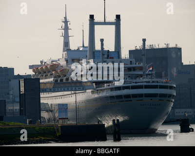 Le SS Rotterdam bateau de croisière classique dans le centre-ville de Rotterdam Zuid Holland aux Pays-Bas Banque D'Images