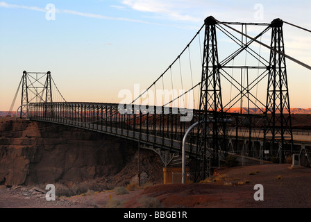 Pont suspendu sur le Monument Valley road Banque D'Images