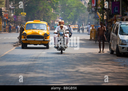 Hommes et garçons musulmans sur une moto à Calcutta Inde Banque D'Images