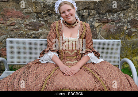 La vie dans la période baroque du 18e siècle, fille de robe robe à la française avec coiffe, Schiller Jahrhundertfest 100 Banque D'Images