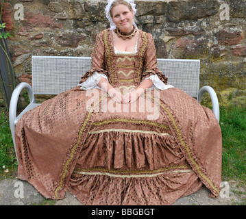 La vie dans la période baroque du 18e siècle, fille de robe robe à la française avec coiffe, Schiller Jahrhundertfest 100 Banque D'Images