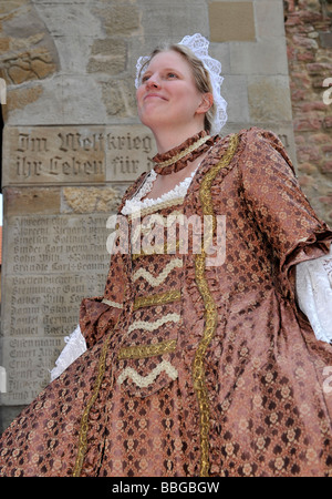 La vie dans la période baroque du 18e siècle, fille de robe robe à la française avec coiffe, Schiller Jahrhundertfest 100 Banque D'Images