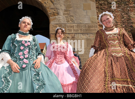 La vie dans la période baroque du 18e siècle, les femmes en robe robe à la française avec coiffe, Schiller Jahrhundertfest cen Banque D'Images