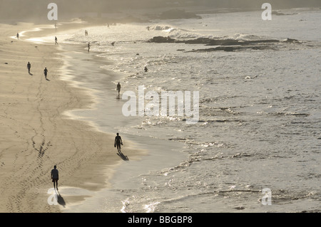 Les marcheurs du matin heure sur la Praia do Farol da Barra beach, Salvador, Bahia, Site du patrimoine mondial de l'UNESCO, le Brésil, l'Am Banque D'Images