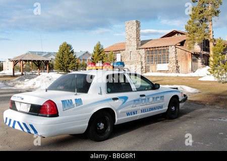 Voiture de police garée devant la station de police de West Yellowstone, dans le Montana, USA Banque D'Images