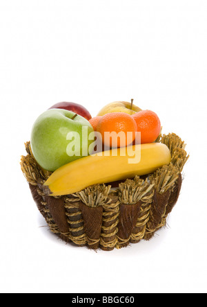 Des fruits dans un panier tressé isolated on white Banque D'Images