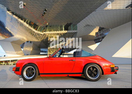 Porsche 911 Carrera 3 Targa, 21988 en face du nouveau musée Porsche à Zuffenhausen, Stuttgart, Bade-Wurtemberg, Allemagne, Banque D'Images