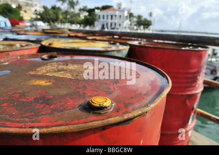 L'huile de barils rouillés, Shell, dans le port de Salvador, Bahia, l'Amérique du Sud Banque D'Images