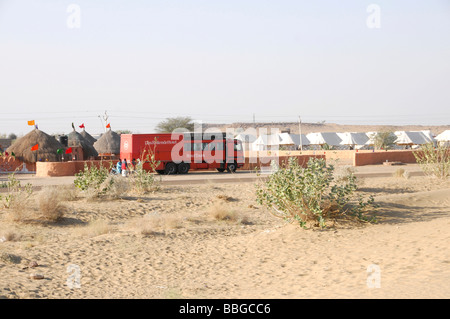 Tourist Village de tentes dans le désert de Thar, à l'avant une Rotelbus à Jaisalmer, Rajasthan, Inde du nord, l'Asie Banque D'Images