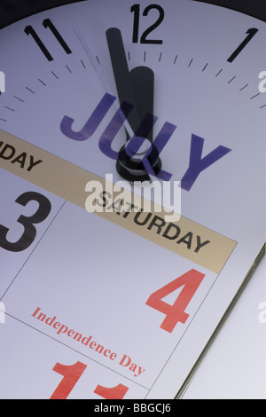 4 juillet calendrier compte à rebours page montrant le jour de l'Indépendance américaine et de l'horloge près de la mi nuit Banque D'Images