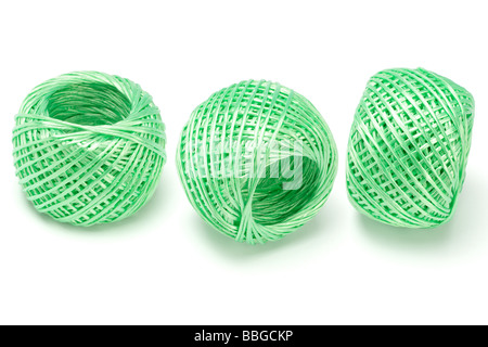 Trois boules de cordes de nylon vert organisé sur fond blanc Banque D'Images