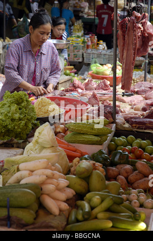 Les femmes cambodgiennes la vente de fruits et légumes dans un marché à Phnom Penh, Cambodge Banque D'Images