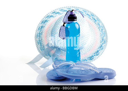 Les tongs bleu, bleu, bleu bouteille de boisson énergétique chapeau de soleil, image symbolique pour les vacances d'été Banque D'Images