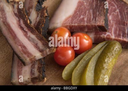 Jambon Forêt noire avec un cornichon et tomates cocktail Banque D'Images