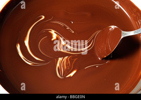 Fondre le chocolat noir et lait condensé dans bol en verre Banque D'Images