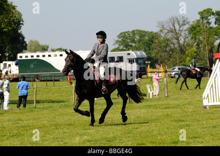 Poney Club de saut à l'équipe Brigstock International Horse Trials , Northamptonshire, Angleterre, UK 2009. Banque D'Images