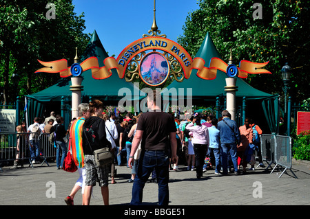 Chessy France, 'Parcs à thème » une foule nombreuse, famille, visite de 'Disneyland Paris' entrée, extérieur, panneau Banque D'Images