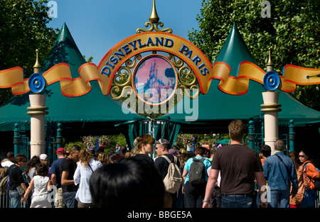 Paris france, parcs à thème, les gens se rendant sur 'Disneyland paris' entrée Banque D'Images
