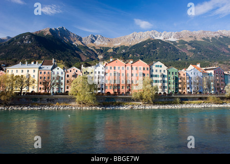 Mariahilf, rangée de maisons à l'automne, de la rivière Inn, les Alpes, Montagnes, Vieille Ville, Innsbruck, vallée de l'Inn, Tyrol, Autriche, Europe Banque D'Images