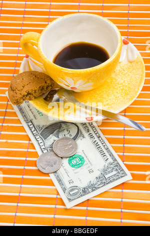 Trois dollars et 50 100 Payer pour le café et les cookies sur bambou table cloth Banque D'Images