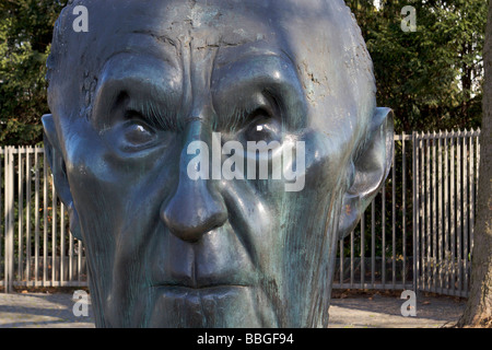 Konrad Adenauer buste créé par Hubertus von Pilgrim sur Bundeskanzlerplatz place en face de l'ancienne chancellerie fédérale en Banque D'Images