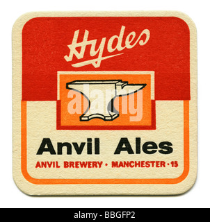 Pour l'enclume du vieux beermat Hydes Ales, Manchester Banque D'Images
