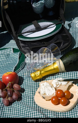 Un sac à dos pique-nique panier style mis à l'extérieur en été avec des aliments sains à South Yorkshire, Angleterre Banque D'Images