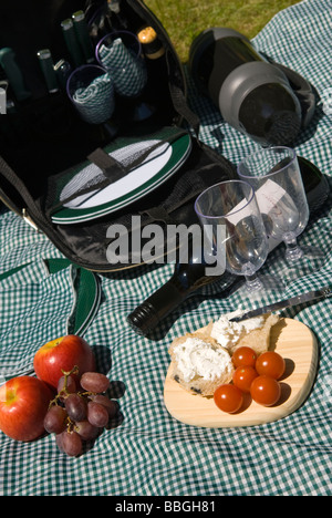 Un sac à dos pique-nique panier style mis à l'extérieur en été avec des aliments sains. Le sud du Yorkshire, Angleterre. Banque D'Images