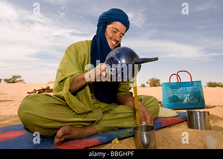 Touareg à la cérémonie du thé, l'Algérie, Sahara Banque D'Images