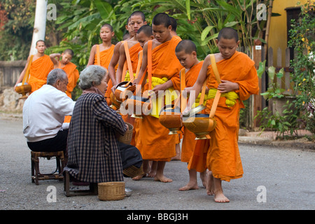 Les moines de Buddhistic passe almsround, Laos, Luang Prabang Banque D'Images